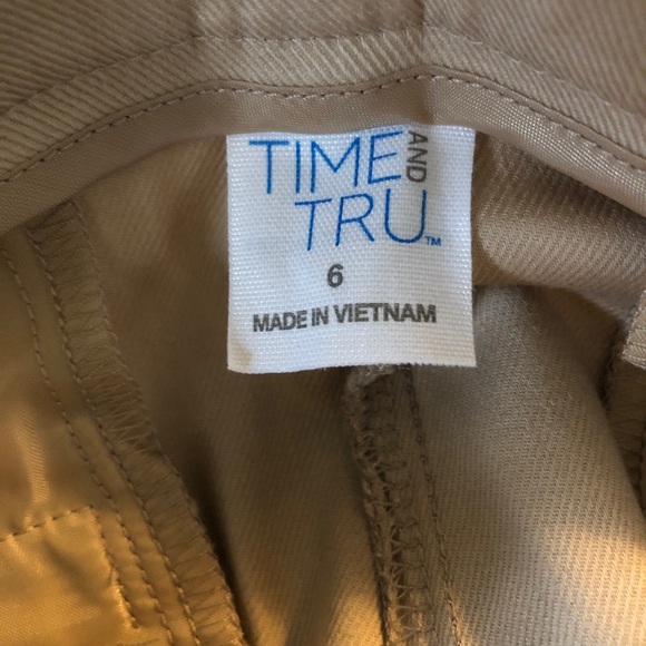 TIME and TRU Womens Cropped Pants Size 6 Beige Zipped Front Pockets New - Picture 11 of 13